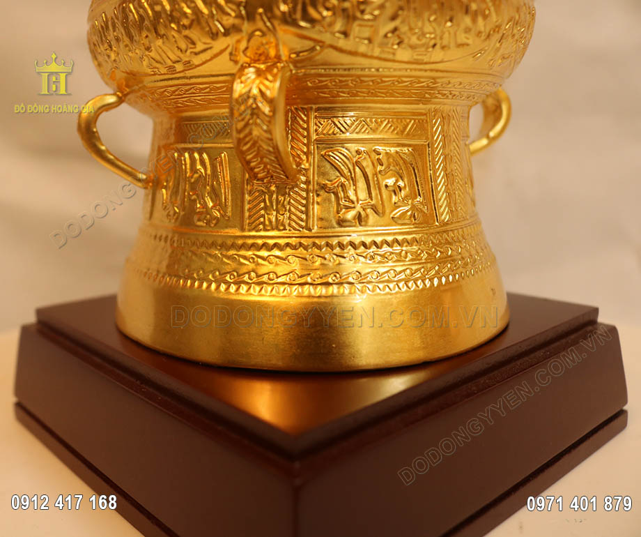 Mặt trống v&agrave; th&acirc;n trống đều khắc họa hai loại hoa văn l&agrave; hoa văn h&igrave;nh học v&agrave; hoa văn hiện thực